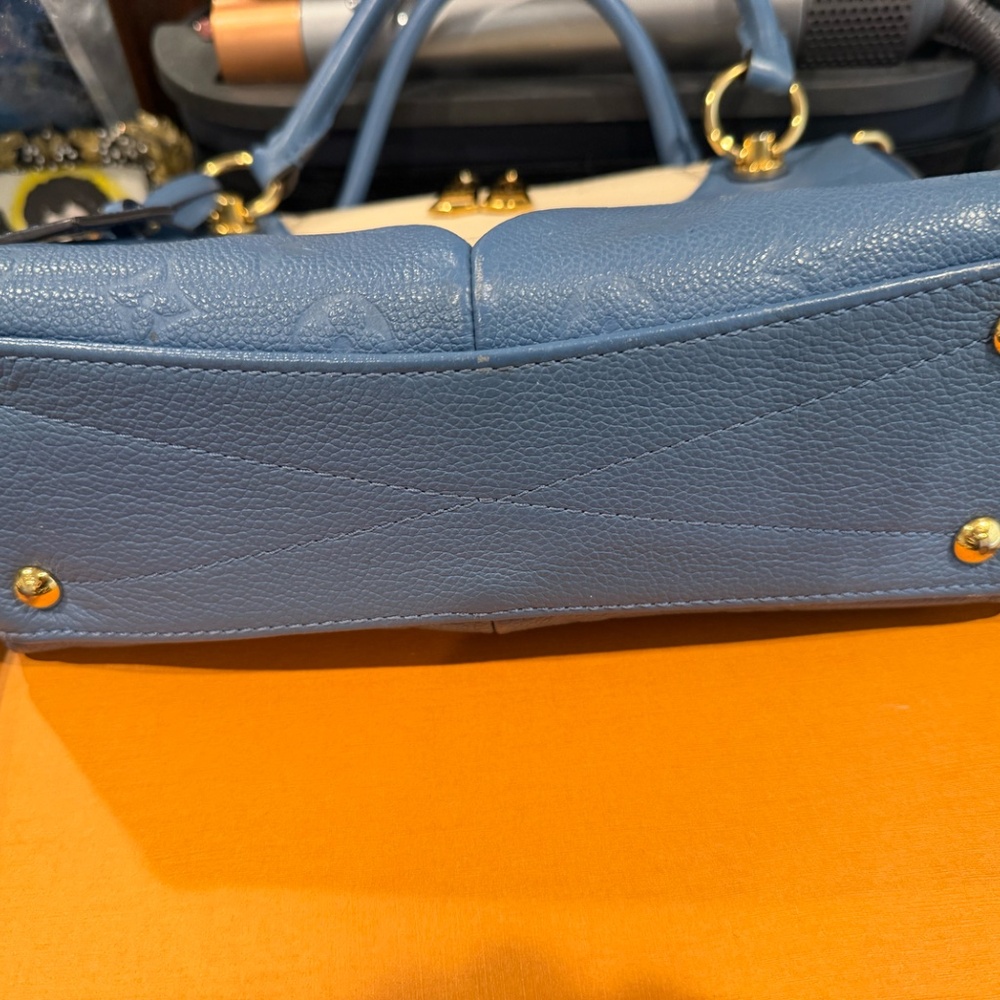 Louis Vuitton - Picture 3 of 16